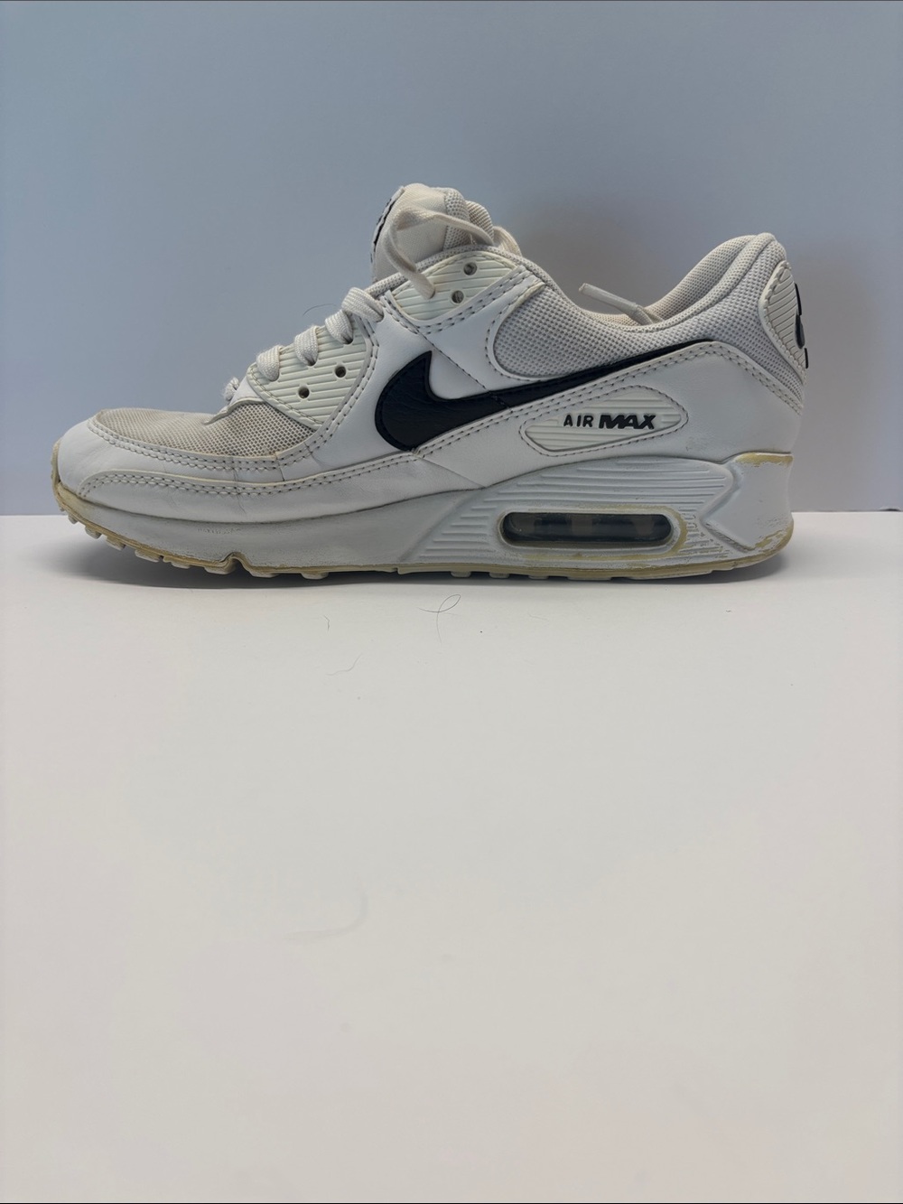 Nike White and Black Air Max Retro Runner men’s size 8.5 women’s size 10